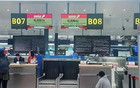 考編母子誤機(jī)，飛機(jī)不等人后母親大鬧機(jī)場，下跪磕頭祈求