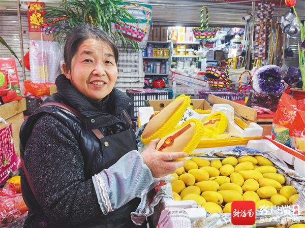 在天津一家水果店，店主在向顧客推銷海南芒果。 海南日報記者 馬珂 攝