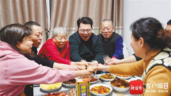 山東濟寧市民姚方霞家的年夜飯上有海南菠蘿炒咕嚕肉。海報集團全媒體中心記者 曹志 攝