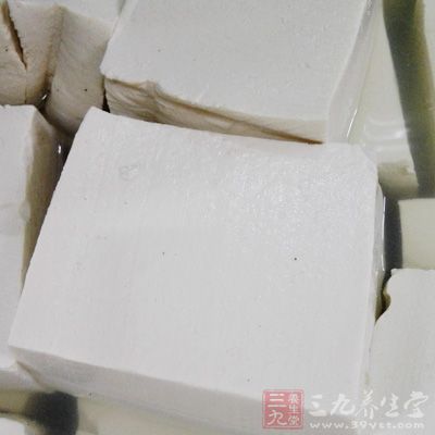 鰱魚頭400克，北豆腐200克，姜5克，青蒜10克