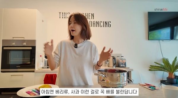 "55岁"演员申爱罗公开了在旅行中也不会散乱的健康计划。 照片=youtube截图。