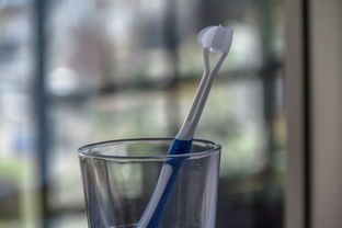 品牌清潔牙刷—口腔健康的得力助手，你的牙齒清潔好幫手！