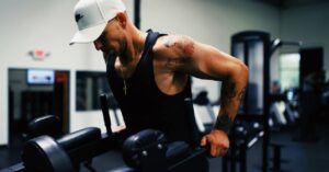 hombre haciendo ejercicios para fortalecer el pectoral externo