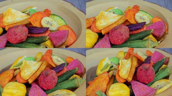 脆脆的混合蔬菜和水果，健康小吃。各種顏色的干果和干菜。