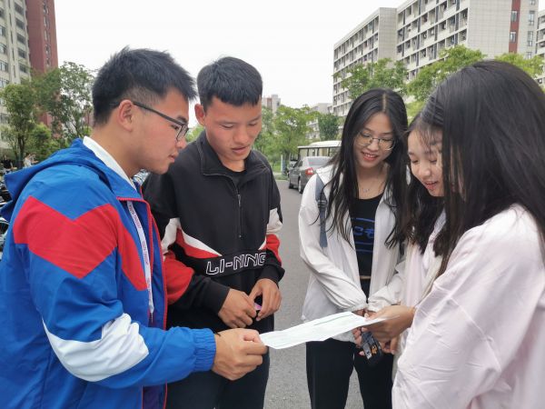 圖為江蘇科技大學(xué)糧食學(xué)院志愿者在校園內(nèi)進行科普宣傳活動.jpg