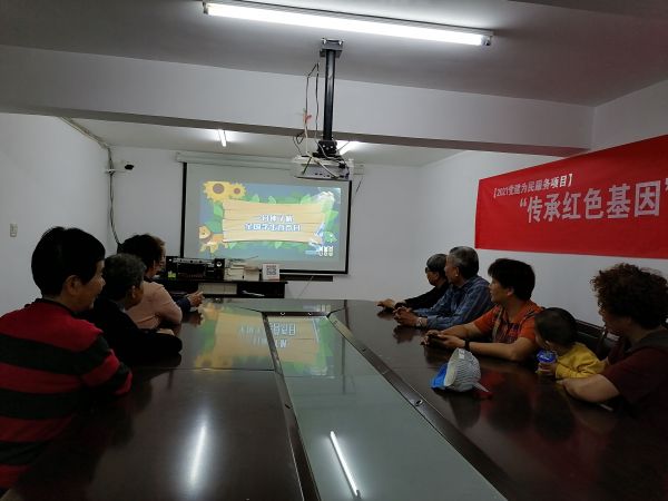 圖為鎮(zhèn)江市潤州區(qū)和平路街道金山社區(qū)組織社區(qū)工作人員觀看江蘇科技大學(xué)糧食學(xué)院制作的科普宣傳片.jpg