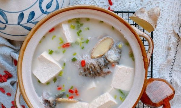 砂鍋魚燉豆腐的做法（美味又健康的家常菜）