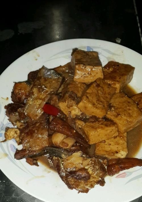 砂鍋魚燉豆腐的做法（美味又健康的家常菜）