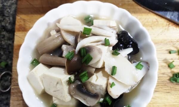 蟹菇芹菜豆腐湯的做法（健康美味）