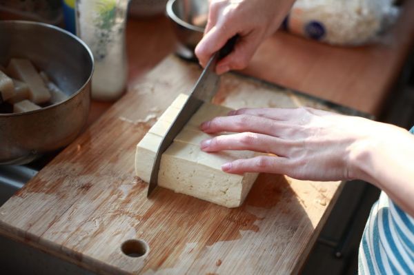 cutting tofu