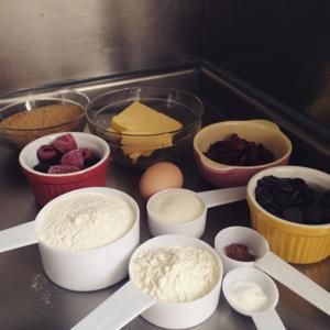 【Yummly】混合莓果黑巧克力麥芬的做法步驟 第1步