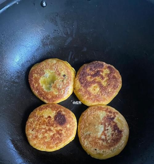 一口咬下，香甜无比——早餐红糖油饼的制作方法（做出脆皮酥香、内部柔软的红糖油饼，享受美味早餐！）