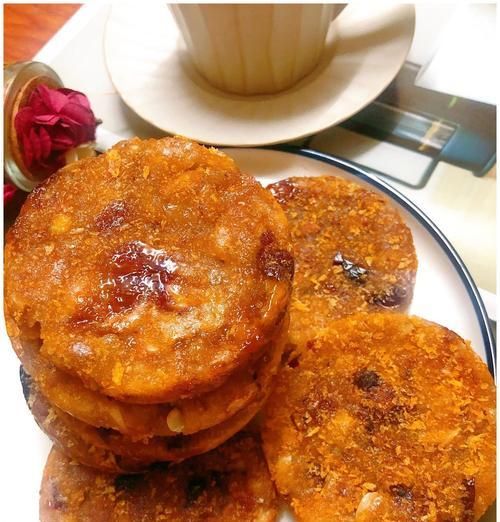 一口咬下，香甜無比——早餐紅糖油餅的制作方法（做出脆皮酥香、內(nèi)部柔軟的紅糖油餅，享受美味早餐?。?></p> <p><strong>六、切塊</strong></p> <p>將浸泡過的油餅撈出，放在案板上，用刀將油餅切成小塊?？梢愿鶕?jù)自己的口味選擇大小，一般每個小塊大小為2厘米左右。</p> <p><strong>七、再次烙制</strong></p> <p>將切好的小塊油餅重新放入平底鍋中，用鏟子翻轉(zhuǎn)幾次，直到兩面都呈現(xiàn)金黃色。這次烙制的目的是為了讓油餅更加酥脆。</p> <p><strong>八、取出瀝干</strong></p> <p>將再次烙制好的紅糖油餅放在吸油紙上，讓油餅上多余的油滴干。</p> <p><strong>九、享用美味</strong></p> <p>將制作好的紅糖油餅裝入盤子中，配上一杯熱牛奶或者豆?jié){，就可以享用美味早餐了。</p> <p><strong>十、紅糖的選擇</strong></p> <p>在制作紅糖油餅的時候，我們需要選擇優(yōu)質(zhì)的紅糖。這里推薦使用未經(jīng)過精細加工的紅糖，它不僅香甜可口，而且富含各種營養(yǎng)素。</p> <p><strong>十一、面團的揉制時間</strong></p> <p>在揉制面團的時候，要注意不要揉太長時間。一般來說，面團揉制10分鐘左右就可以了，過久會導(dǎo)致油餅口感過硬。</p> <p><strong>十二、油餅的加熱時間</strong></p> <p>煎油餅的時候，火候要適中，油餅兩面煎至金黃色即可。如果加熱時間過長，會導(dǎo)致油餅口感變得太硬。</p> <p><strong>十三、浸泡時間的掌握</strong></p> <p>將煎好的油餅放入熱水中浸泡的時間要掌握好，過短會使油餅不夠柔軟，過長則會導(dǎo)致油餅變得過軟。</p> <p><strong>十四、烙制次數(shù)的注意事項</strong></p> <p>在重新烙制紅糖油餅的時候，火候要再次調(diào)整適中。此外，要注意掌握好烙制時間，避免油餅過焦或者過硬。</p> <p><strong>十五、</strong></p> <p>制作紅糖油餅并不難，只需要準(zhǔn)備好食材和工具，按照步驟操作就可以了。制作出來的紅糖油餅香甜可口、口感獨特，是一種非常適合做早餐的美食。</p><p>版權(quán)聲明：本文內(nèi)容由互聯(lián)網(wǎng)用戶自發(fā)貢獻，該文觀點僅代表作者本人。本站僅提供信息存儲空間服務(wù)，不擁有所有權(quán)，不承擔(dān)相關(guān)法律責(zé)任。如發(fā)現(xiàn)本站有涉嫌抄襲侵權(quán)/違法違規(guī)的內(nèi)容， 請發(fā)送郵件至 3561739510@qq.com 舉報，一經(jīng)查實，本站將立刻刪除。</p><p style=