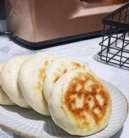 一口咬下，香甜无比——早餐红糖油饼的制作方法（做出脆皮酥香、内部柔软的红糖油饼，享受美味早餐！）