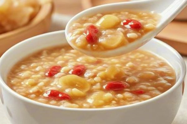 冬季養(yǎng)生粥：暖身滋補的食療智慧