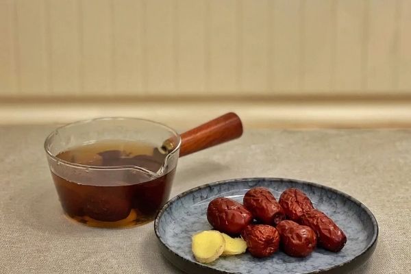 姜棗茶的功效和作用，補(bǔ)脾和胃/驅(qū)寒暖身/補(bǔ)氣養(yǎng)血/美容養(yǎng)顏