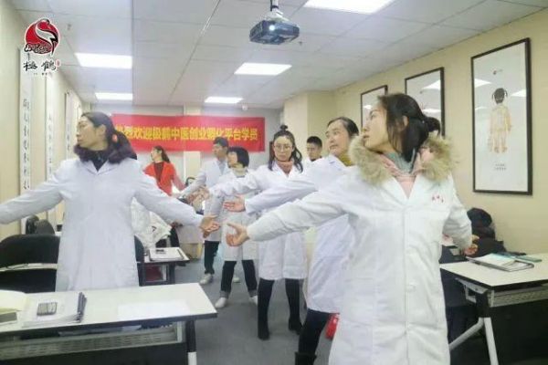 妈妈学小儿推拿来极鹤，报名最高优惠500元