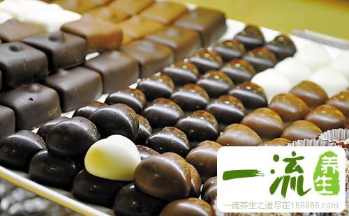 每天一块黑巧克力 有助于美容