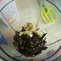 給你晨起好心情:香蕉巧克力牛奶的做法圖解2