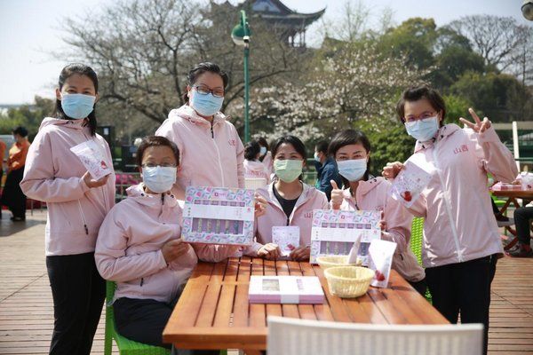 3月18，晴川閣，趁著換班調(diào)休，良品鋪?zhàn)訛樵疂h江蘇和山西醫(yī)療隊(duì)醫(yī)護(hù)人員送上精心準(zhǔn)備春季出游零食。