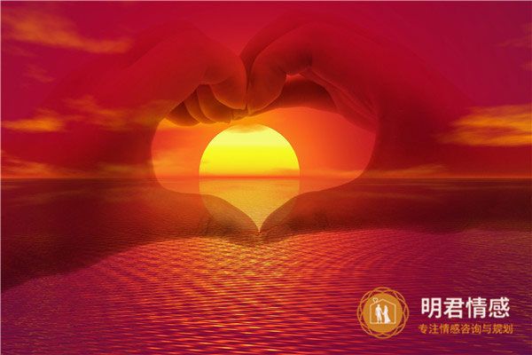 夫妻關(guān)系越來(lái)越好的秘訣,夫妻關(guān)系越變?cè)胶玫挠行Х椒?></p><p>　<strong>　一、夫妻關(guān)系越來(lái)越好的秘訣。</strong></p><p><strong>　　01：互相交流和贊美。</strong></p><p>　　贊美，像黃金鉆石一樣，只因稀有而有價(jià)值，英國(guó)作家塞繆爾·約翰進(jìn)曾說(shuō)。</p><p>　　每個(gè)人都喜歡聽贊美，因?yàn)樗梢宰屓朔潘珊涂鞓?lè)，也可以增強(qiáng)人們的信心。在夫妻相處的方式中，互相贊美是一個(gè)非常重要的環(huán)節(jié)。</p><p>　　這樣的小故事星云大師曾經(jīng)講過(guò)。</p><p>　　有一對(duì)自由戀愛的小夫妻從來(lái)沒有吵過(guò)架。但當(dāng)雙方第一次發(fā)生沖突時(shí)，他們開始了一場(chǎng)冷戰(zhàn)，他們都認(rèn)為對(duì)方應(yīng)該先開口。結(jié)果，冷戰(zhàn)持續(xù)了很多天，但沒有結(jié)果。</p><p>　　這位先生是一位性格溫和、愛家的音樂(lè)家;妻子是一位賢妻良母，讓家里的一切都井井有條。</p><p>　　妻子擦地板，丈夫在冷戰(zhàn)后的某一天彈吉他。</p><p>　　這時(shí)妻子突然開口說(shuō)：這段音樂(lè)很好聽。</p><p>　　你在聽我彈琴嗎?丈夫驚訝地說(shuō)。</p><p>　　我天天聽啊。妻子說(shuō)。</p><p>　　你怎么從來(lái)沒有告訴我?丈夫更加驚訝。</p><p>　　就這樣，兩人之間的矛盾消失了，他們都認(rèn)為冷戰(zhàn)不值得很長(zhǎng)一段時(shí)間，因?yàn)橐恍┬∈?。后?lái)，當(dāng)他們決定在未來(lái)恢復(fù)愛情時(shí)，他們每天至少在公園里散步十分鐘。</p><p>　　為了促進(jìn)兩人之間的感情，他們也通過(guò)這件事了解到，夫妻之間要多溝通，多表?yè)P(yáng)對(duì)方，還要多說(shuō)我愛你。</p><p>　　不要什么都看對(duì)方不順眼，要學(xué)會(huì)看到對(duì)方好的一面，并且贊美他，這樣才能提高自己的信心和行動(dòng)力。</p><p>　　讓你的婚姻更加和諧們的婚姻更加和諧。</p><p>　<strong>　02：找到彼此的共同語(yǔ)言。</strong></p><p>　　林語(yǔ)堂曾說(shuō)過(guò)這樣一段話：生活非常激烈。如果你只能自己處理，你會(huì)感到困難和困惑。在生活的戰(zhàn)場(chǎng)上，這對(duì)夫婦是最好的戰(zhàn)友和伙伴。俗話說(shuō)，丈夫也幫助;妻子也是。</p><p>　　也就是說(shuō)，夫妻要同舟共濟(jì)，要學(xué)會(huì)雙方合作，才能順利度過(guò)一生。</p><p>　　我們身邊的很多情侶回到家里都是各做各的，拿著自己的手機(jī)看視頻，就像是合租的室友，沒有任何交流。</p><p>　　對(duì)于這種情況，網(wǎng)上曾經(jīng)也有過(guò)一段小段子的調(diào)侃：</p><p>　　在戀愛的時(shí)候，我覺得對(duì)方和自己在任何地方都有共同點(diǎn)，但是結(jié)婚后，我覺得對(duì)方在任何地方都不喜歡。</p><p>　　但是楊絳和錢鐘書的婚姻卻很幸福，一個(gè)很重要的原因就是他們之間有共同的語(yǔ)言。</p><p>　　他們也熱愛文學(xué)，也是老師，彼此之間肯定有很多事情要討論，也能產(chǎn)生很多共同語(yǔ)言。</p><p>　　正是因?yàn)樗麄冇泄餐呐d趣，有各種各樣的事情可以探索，所以他們的感情才能如此堅(jiān)定，他們的感情自然是不可分割的。</p><p>　<strong>　03：老夫老妻也要經(jīng)常去約會(huì)。</strong></p><p>　　許多夫妻在結(jié)婚多年后對(duì)約會(huì)失去了熱情，他們似乎認(rèn)為約會(huì)是浪費(fèi)時(shí)間和金錢。</p><p>　　事實(shí)上，在婚姻中，約會(huì)是必不可少的。這是婚姻中的保鮮劑，也是增進(jìn)夫妻感情的最強(qiáng)心針。</p><p>　　一個(gè)非常溫馨的小故事曾經(jīng)在網(wǎng)上報(bào)道過(guò)：</p><p>　　村子里有一對(duì)老夫妻，丈夫天天外出打工，妻子天天晚上在村口接他。他們每次都在村口接吻，兩個(gè)白發(fā)蒼蒼的老人在村子里形成了一幅浪漫的風(fēng)景。這樣的日子，持續(xù)了幾十年，從未變過(guò)。</p><p>　　用來(lái)形容他們的執(zhí)子之手，與子偕老這個(gè)詞是再好不過(guò)了。</p><p>　　許多人在孩子長(zhǎng)大后開始和愛人一起旅行，這并不壞，但事實(shí)上，如果但事實(shí)上，如果他們經(jīng)?；〞r(shí)間和他們的愛人約會(huì)和旅行，他們可以讓他們的婚姻永遠(yuǎn)幸福。</p><p>　　事實(shí)上，生活中的小約會(huì)很簡(jiǎn)單。你們可以一起去街頭小吃店，一起看電影，一起去游樂(lè)園，甚至一起去超市買蔬菜，這樣可以增進(jìn)你們的感情，保持你們之間的愛，縮小你們之間的距離。</p><p style=