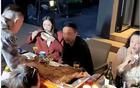 汪小菲在北京别墅用烤全羊招待宾客，疑似小玥儿也在