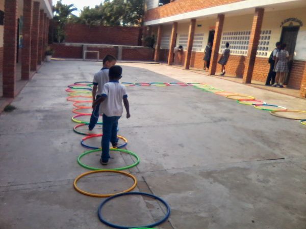 ni?os jugando con aros