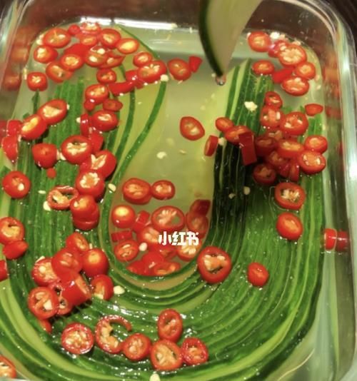 雪碧黃瓜，夏日清涼好滋味（以小黃瓜為基礎(chǔ)的開胃夏日飲料）