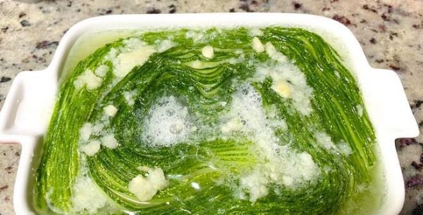 雪碧黃瓜，夏日清涼好滋味（以小黃瓜為基礎(chǔ)的開胃夏日飲料）