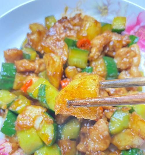小黃瓜和雞肉的完美搭配，營(yíng)養(yǎng)美味又簡(jiǎn)單，做法超詳細(xì)?。ㄐ↑S瓜和雞肉的完美搭配，營(yíng)養(yǎng)美味又簡(jiǎn)單，做法超詳細(xì)?。?></p> <p><strong>加入小黃瓜</strong></p> <p>用中火翻炒至軟爛、將切好的小黃瓜放入鍋中。</p> <p><strong>加調(diào)味料</strong></p> <p>繼續(xù)翻炒至均勻、加入適量的鹽和生抽調(diào)味，在小黃瓜軟化的同時(shí)。</p> <p><strong>勾芡</strong></p> <p>勾芡后將鍋中的雞肉小黃瓜翻炒均勻即可、將淀粉加水調(diào)勻、澆入鍋中攪拌均勻。</p> <p><strong>出鍋</strong></p> <p>撒上青蔥段即可，雞肉小黃瓜炒菜做好后，將鍋中的食物倒出到盤子里。</p> <p><strong>小貼士</strong></p> <p>使口感更加豐富，在做雞肉小黃瓜炒菜的時(shí)候，可以根據(jù)個(gè)人口味加入適量的料酒或者黑胡椒等調(diào)味品。</p> <p><strong>小黃瓜的營(yíng)養(yǎng)價(jià)值</strong></p> <p>有助于預(yù)防癌癥和心血管疾病等，富含水分，含有豐富的硒元素，高纖維，維生素和礦物質(zhì)的蔬菜，小黃瓜是一種低卡。</p> <p><strong>雞肉的營(yíng)養(yǎng)價(jià)值</strong></p> <p>含有豐富的B族維生素和礦物質(zhì)，雞肉是一種蛋白質(zhì)含量高，脂肪含量低的肉類食品，對(duì)于身體健康非常有益。</p> <p><strong>小黃瓜與雞肉的搭配</strong></p> <p>同時(shí)增加了菜肴的色彩和營(yíng)養(yǎng)價(jià)值、能夠中和雞肉的油膩感、小黃瓜的口感清爽，是一道美味又健康的家常菜。</p> <p><strong>其他變種做法</strong></p> <p>我們還可以嘗試加入其他食材，青椒，在雞肉小黃瓜炒菜的基礎(chǔ)上，增加口感和營(yíng)養(yǎng)價(jià)值，胡蘿卜等，如豆腐。</p> <p>它以小黃瓜為主料，口感清爽、營(yíng)養(yǎng)豐富、雞肉小黃瓜炒菜是一道簡(jiǎn)單又美味的家常菜、搭配雞肉等其他配料。相信大家已經(jīng)掌握了制作方法，通過(guò)我們的介紹，并且也能夠根據(jù)自己的口味做出更加豐富多樣的變化。</p><p>版權(quán)聲明：本文內(nèi)容由互聯(lián)網(wǎng)用戶自發(fā)貢獻(xiàn)，該文觀點(diǎn)僅代表作者本人。本站僅提供信息存儲(chǔ)空間服務(wù)，不擁有所有權(quán)，不承擔(dān)相關(guān)法律責(zé)任。如發(fā)現(xiàn)本站有涉嫌抄襲侵權(quán)/違法違規(guī)的內(nèi)容， 請(qǐng)發(fā)送郵件至 3561739510@qq.com 舉報(bào)，一經(jīng)查實(shí)，本站將立刻刪除。</p> <p><strong>Tags：</strong>雞肉</p><p style=
