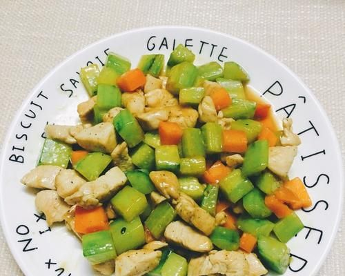 小黄瓜和鸡肉的完美搭配，营养美味又简单，做法超详细！（小黄瓜和鸡肉的完美搭配，营养美味又简单，做法超详细！）