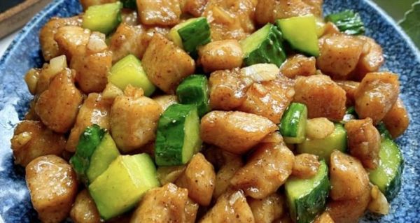 小黃瓜和雞肉的完美搭配，營養(yǎng)美味又簡單，做法超詳細?。ㄐ↑S瓜和雞肉的完美搭配，營養(yǎng)美味又簡單，做法超詳細?。?></p> <p><strong>加入小黃瓜</strong></p> <p>用中火翻炒至軟爛、將切好的小黃瓜放入鍋中。</p> <p><strong>加調(diào)味料</strong></p> <p>繼續(xù)翻炒至均勻、加入適量的鹽和生抽調(diào)味，在小黃瓜軟化的同時。</p> <p><strong>勾芡</strong></p> <p>勾芡后將鍋中的雞肉小黃瓜翻炒均勻即可、將淀粉加水調(diào)勻、澆入鍋中攪拌均勻。</p> <p><strong>出鍋</strong></p> <p>撒上青蔥段即可，雞肉小黃瓜炒菜做好后，將鍋中的食物倒出到盤子里。</p> <p><strong>小貼士</strong></p> <p>使口感更加豐富，在做雞肉小黃瓜炒菜的時候，可以根據(jù)個人口味加入適量的料酒或者黑胡椒等調(diào)味品。</p> <p><strong>小黃瓜的營養(yǎng)價值</strong></p> <p>有助于預防癌癥和心血管疾病等，富含水分，含有豐富的硒元素，高纖維，維生素和礦物質(zhì)的蔬菜，小黃瓜是一種低卡。</p> <p><strong>雞肉的營養(yǎng)價值</strong></p> <p>含有豐富的B族維生素和礦物質(zhì)，雞肉是一種蛋白質(zhì)含量高，脂肪含量低的肉類食品，對于身體健康非常有益。</p> <p><strong>小黃瓜與雞肉的搭配</strong></p> <p>同時增加了菜肴的色彩和營養(yǎng)價值、能夠中和雞肉的油膩感、小黃瓜的口感清爽，是一道美味又健康的家常菜。</p> <p><strong>其他變種做法</strong></p> <p>我們還可以嘗試加入其他食材，青椒，在雞肉小黃瓜炒菜的基礎(chǔ)上，增加口感和營養(yǎng)價值，胡蘿卜等，如豆腐。</p> <p>它以小黃瓜為主料，口感清爽、營養(yǎng)豐富、雞肉小黃瓜炒菜是一道簡單又美味的家常菜、搭配雞肉等其他配料。相信大家已經(jīng)掌握了制作方法，通過我們的介紹，并且也能夠根據(jù)自己的口味做出更加豐富多樣的變化。</p><p>版權(quán)聲明：本文內(nèi)容由互聯(lián)網(wǎng)用戶自發(fā)貢獻，該文觀點僅代表作者本人。本站僅提供信息存儲空間服務(wù)，不擁有所有權(quán)，不承擔相關(guān)法律責任。如發(fā)現(xiàn)本站有涉嫌抄襲侵權(quán)/違法違規(guī)的內(nèi)容， 請發(fā)送郵件至 3561739510@qq.com 舉報，一經(jīng)查實，本站將立刻刪除。</p> <p><strong>Tags：</strong>雞肉</p><p style=