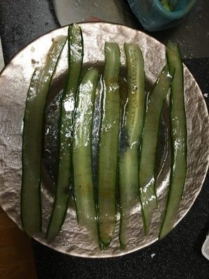 炸魷魚(yú)配腌制小黃瓜卷的做法步驟 第1步