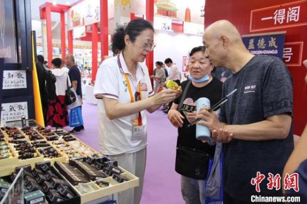 8月23日，在第八屆中華老字號(hào)(山東)博覽會(huì)上，參展人員為民眾介紹中醫(yī)藥產(chǎn)品。孫婷婷 攝