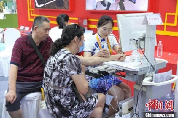 在第八屆中華老字號(hào)(山東)博覽會(huì)上，參展人員在為民眾檢測(cè)骨密度。孫婷婷 攝