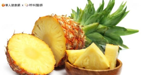 鳳梨中所含的蛋白質(zhì)分解酵素，則有幫助蛋白質(zhì)分解、助消化的效用，不論是直接食用，亦或是做為天然調(diào)味料醃製肉品，利用其能分解蛋白質(zhì)的特性，使肉質(zhì)軟化、好吸收。