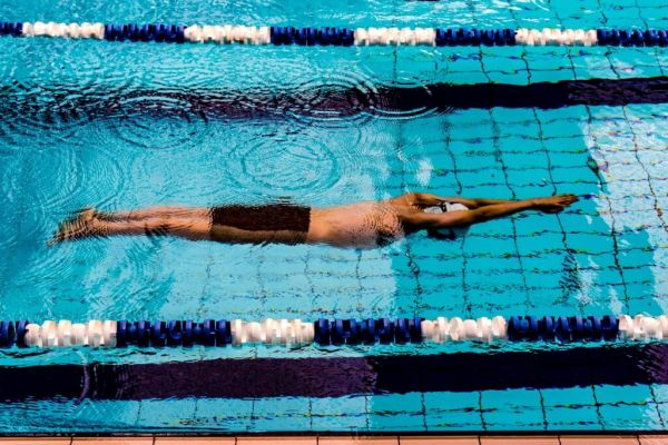 hombre haciendo natacion de bajo impacto
