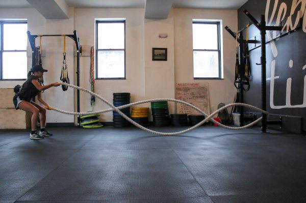persona entrenando con battle ropes de bajo impacto