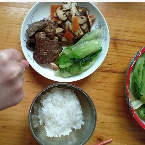 有沒(méi)有營(yíng)養(yǎng)師。制定一個(gè)減肥餐食譜。不要挨餓那種。每天攝入800-1000卡左右的。