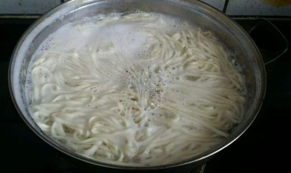 煮面條時(shí)，牢記兩個(gè)訣竅，煮出的面條不夾生，而且更筋道