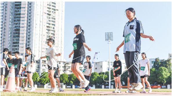 参与活动的学生进行跳绳项目测试。本报记者韦峭 摄