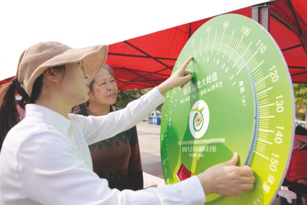     在廣西第37個(gè)愛國衛(wèi)生月活動(dòng)中，市民學(xué)習(xí)健康體重管理知識。    本報(bào)記者黃敬敏 攝