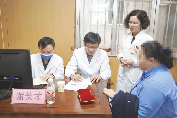     南寧市第七人民醫(yī)院醫(yī)學(xué)減重中心醫(yī)生為肥胖患者診療。（周思佳 攝）