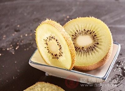 獼猴桃切塊與菠蘿汁，冰塊一起放入料理機(jī)攪碎