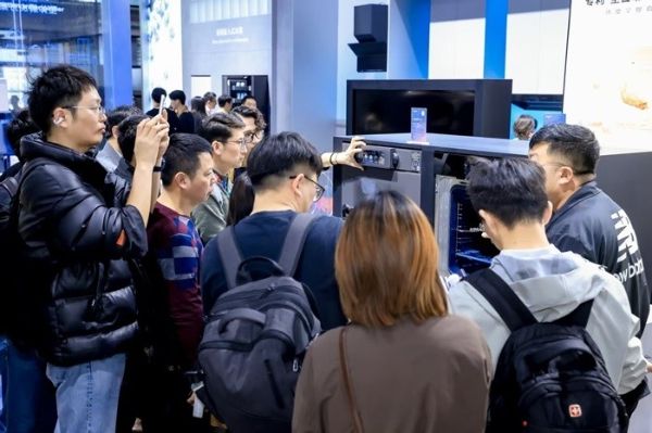  老板電器養(yǎng)生烹飪一體機(jī)亮相AWE 2025，AI賦能“食”代變革
