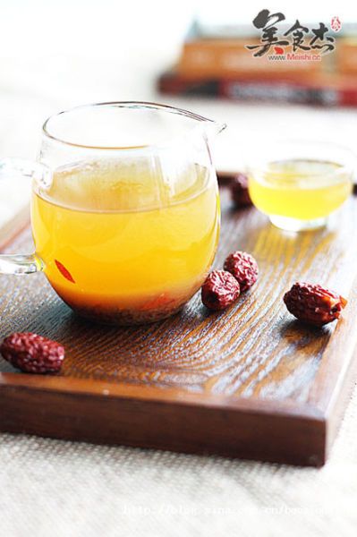 滋養(yǎng)秋日品一杯香甜的蜂蜜大棗茶