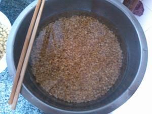 豆?jié){糙米飯的做法步驟 第1步