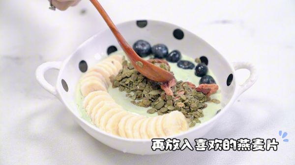 羽衣甘藍(lán)奇亞籽酸奶碗