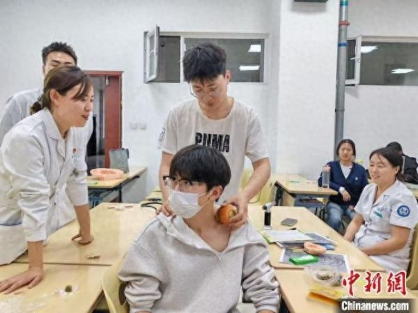 学生体验火龙罐。 王嵘 摄