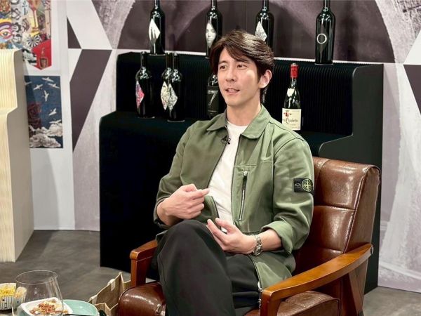 修杰楷分享自己的酒類收藏?！镏袝r(shí)新聞網(wǎng)關(guān)心您：喝酒過量，有礙健康?。ā缎轙IME》提供）